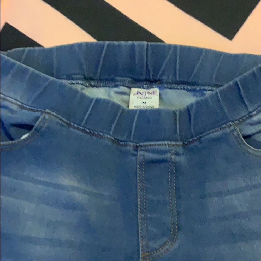 Elastic waist, distressed jeans